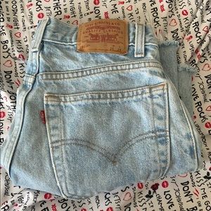 550 light wash Levi’s shorts